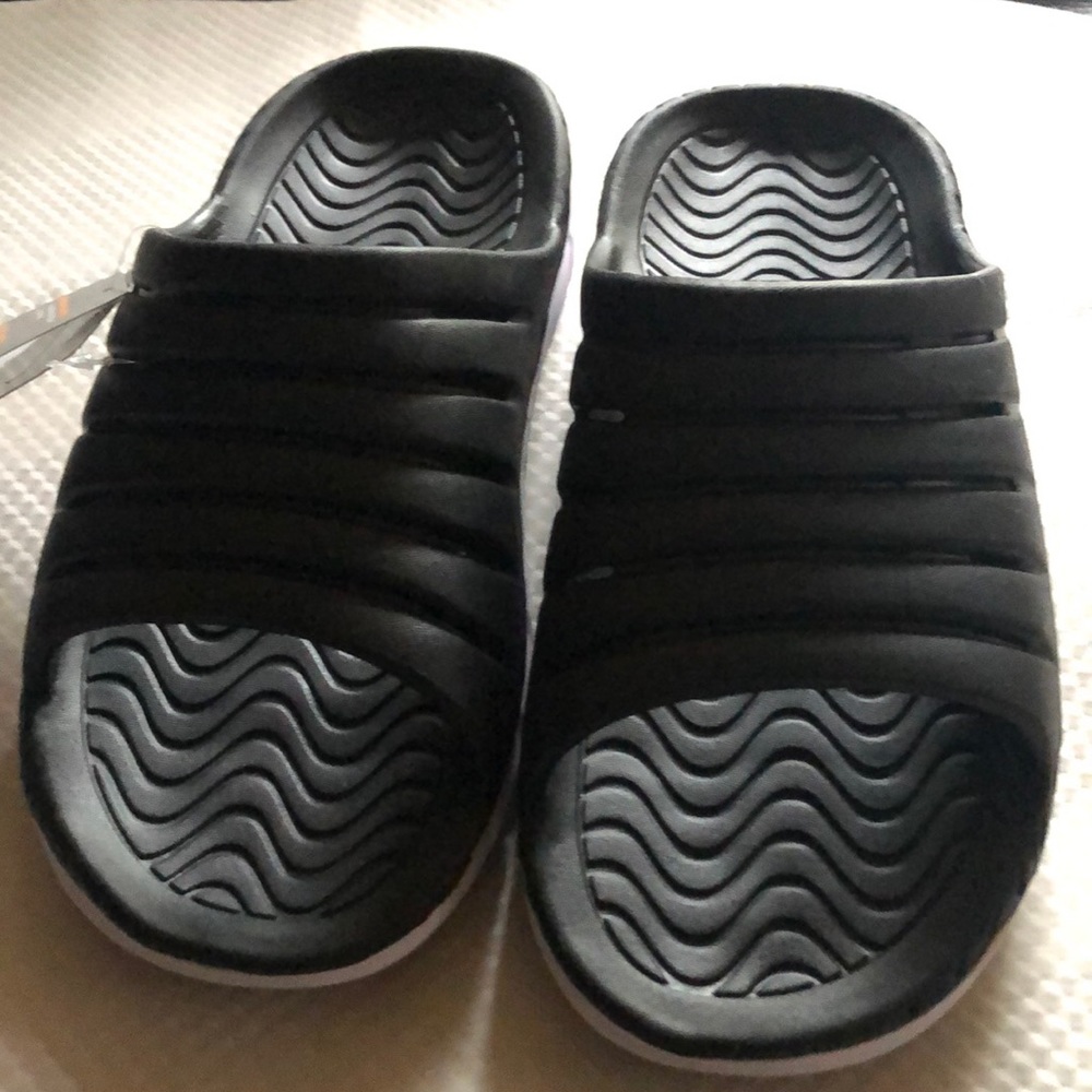 Sandals womens new size 6M Avia hugs foot, springy & lightweight